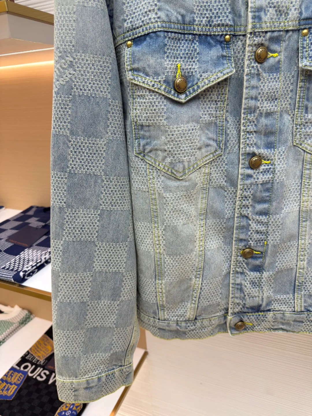 LOUIS VUITTON checkerboard denim jacket ●Authentic product: Purchased and developed for 25600 ●Item number: 1680097-C20 ●Fabric: denim fabric ●Technology: Yarn-dyed jacquard ●Version: Fitted version ●Size: 46-48-50-52 ●Weight: about 1300g ●Description: Both the front and back panels are embroidered with the brand's iconic LOGO, and the front panel is embellished with checkerboard, plus the brand's English embroidery. The back embroidery uses 3D three-dimensional embroidery, with a total stitch count of 23,800. The zipper is electroplated in an aged brass color, and the pull tabs are in an electroplated aged brass color. The overall wiring is straight and delicate, the fabric is comfortable and soft, and the color is consistent without color difference. It can be matched with the same style to create a fashionable look and control various occasions. Customized accessories, complete with three standards, same style for men and women!